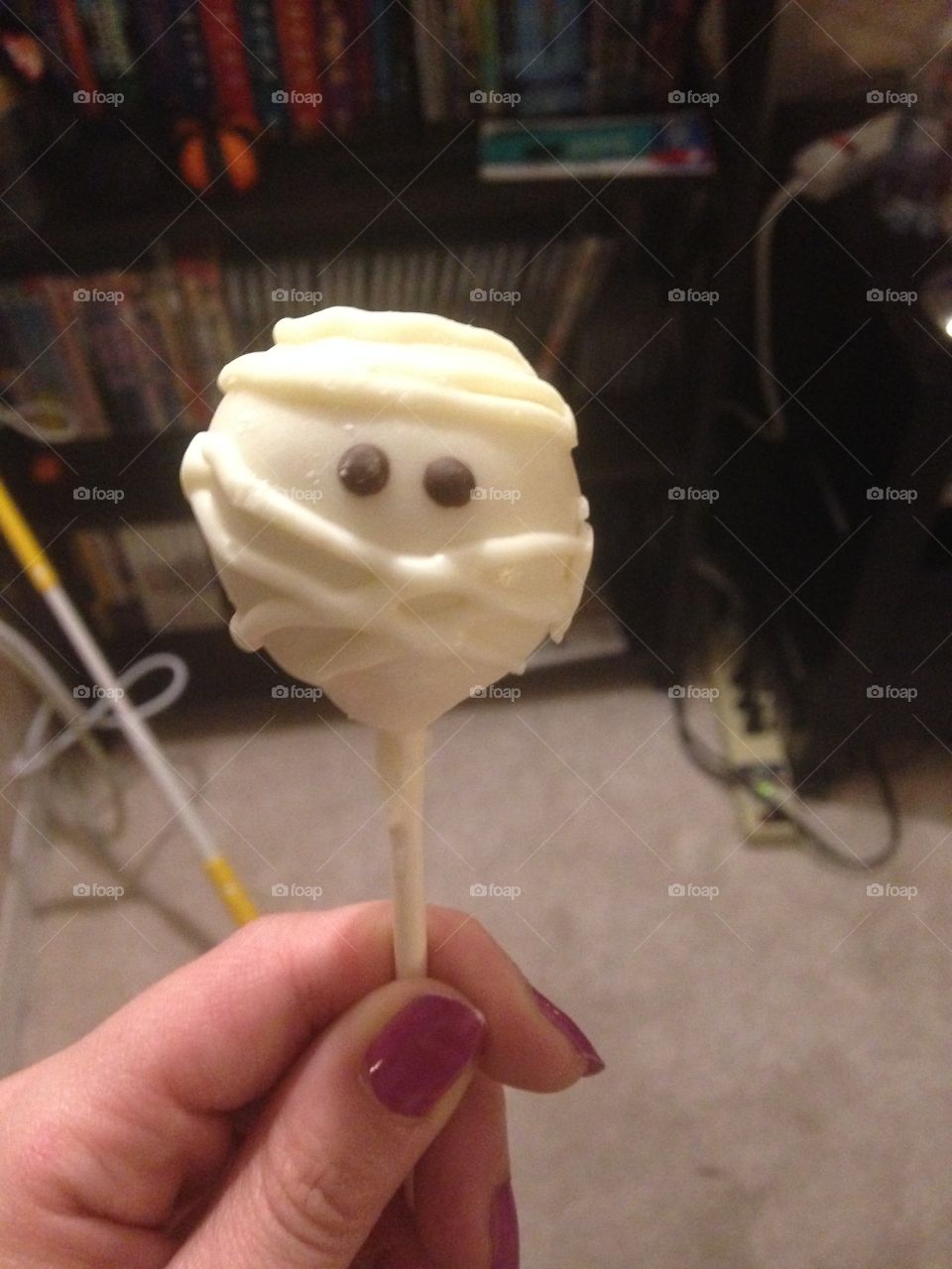 Halloween ghost cake pop from Starbucks 
