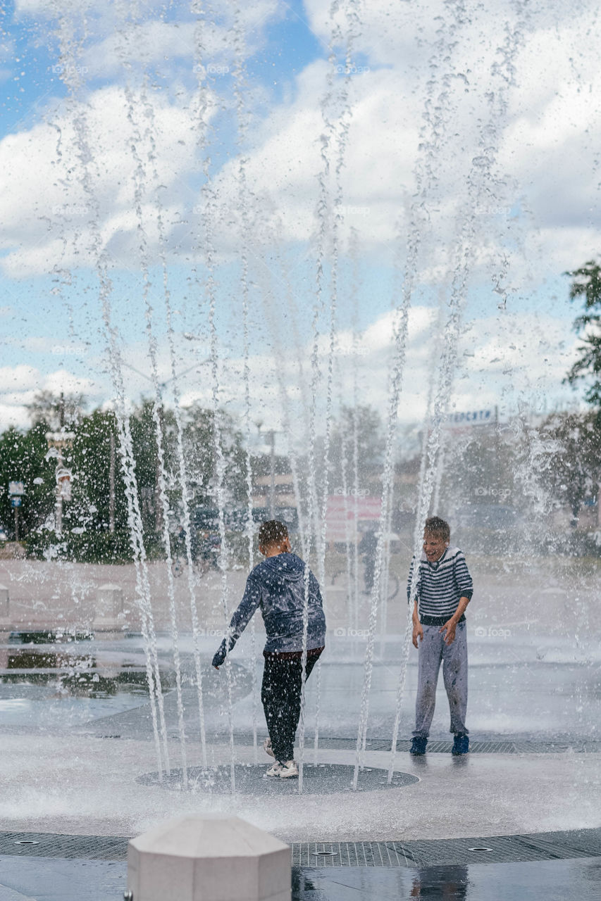 children bathe in the fountain