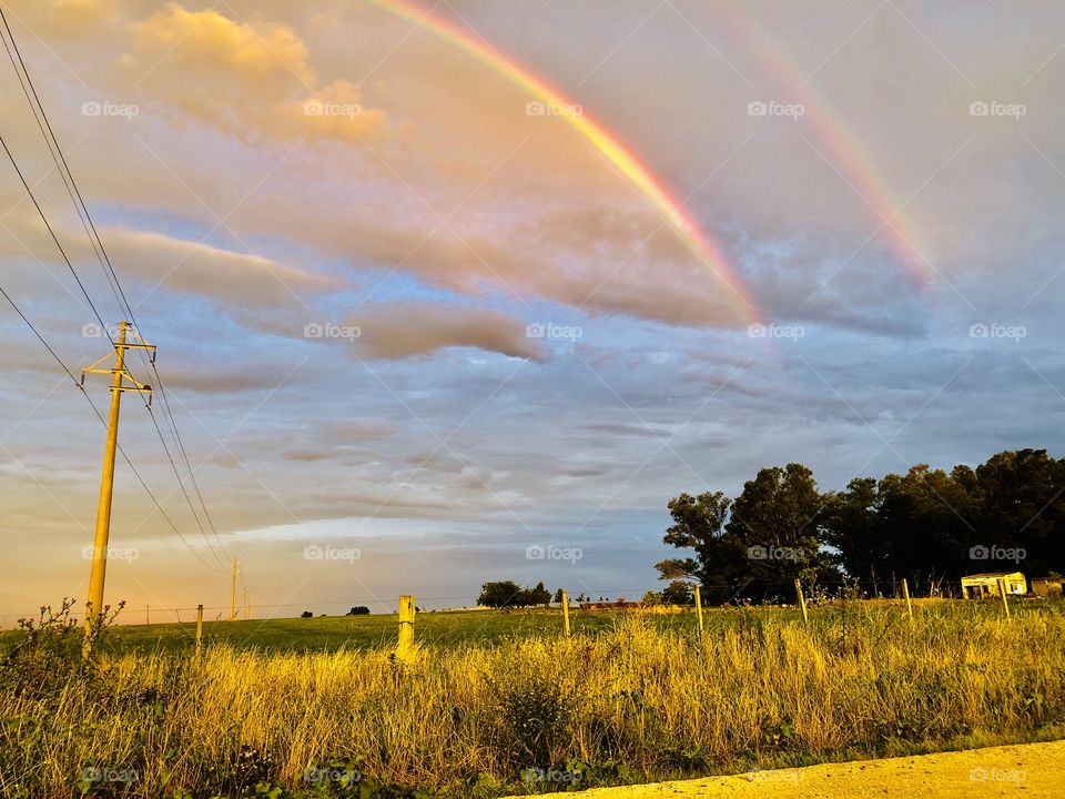Un doble arcoíris se ve en el cielo, esa magia y tranquilidad que está en el campo no se disfruta en ningún otro lugar, Colonia, Uruguay