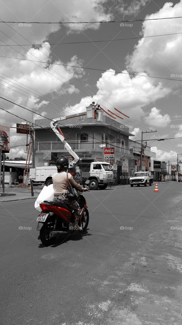 Manutenções em redes elétricas. Eletricistas.