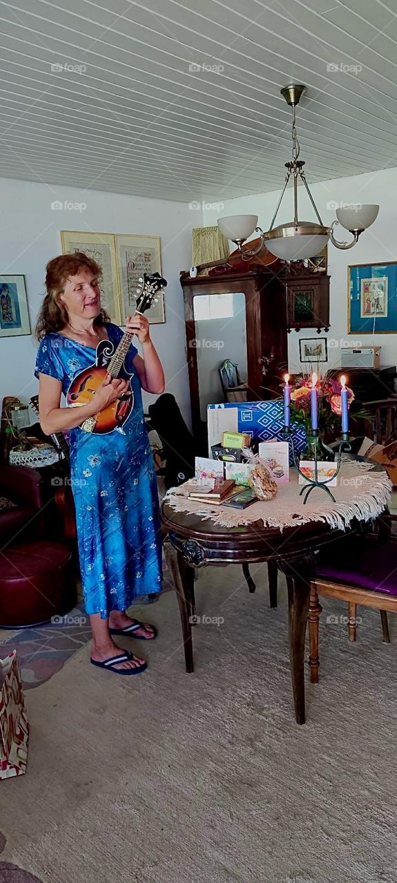 This lovely lady lives in a house in „Bavaria“ full of antiques, stylish new and old furniture, candelabras and a fireplace as well as a collection of handcrafted musical instruments, guitars, a lute and a harp. 2023. Hypnotic Productions