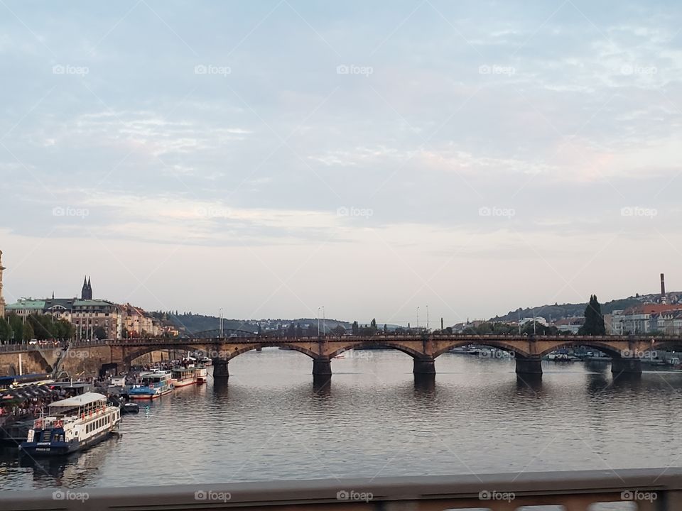 puente sobre el río a la luz de una tarde de verano