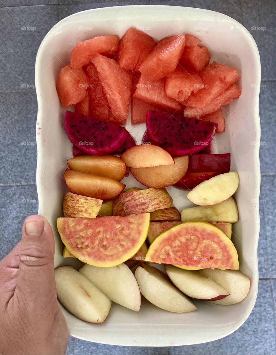 🇺🇸 Delicious fruit time!  Today we have: watermelon, pitaya, plum, apple, guava and peach.  Who will? / 🇧🇷 Hora das frutas deliciosas! Hoje temos: melancia, pitaya, ameixa, maçã, goiaba e pêssego. Quem vai querer?