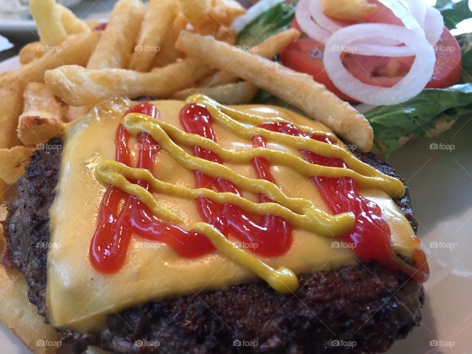 Cheeseburger and fries 