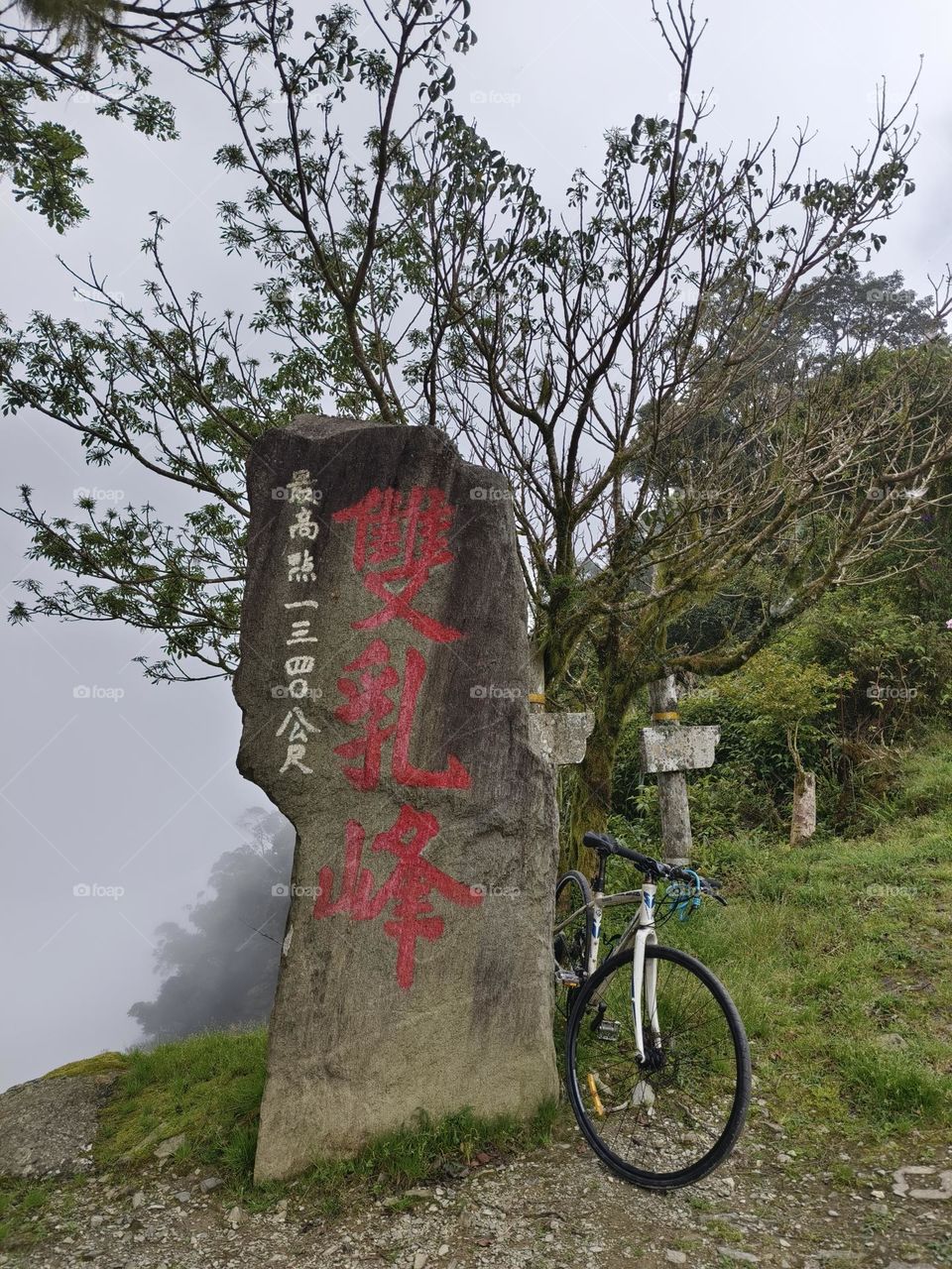 Riding on the Shuangrui Peak of Jinzhen Mountain