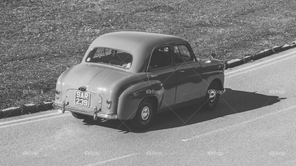 A stunning b&w vintage car!!