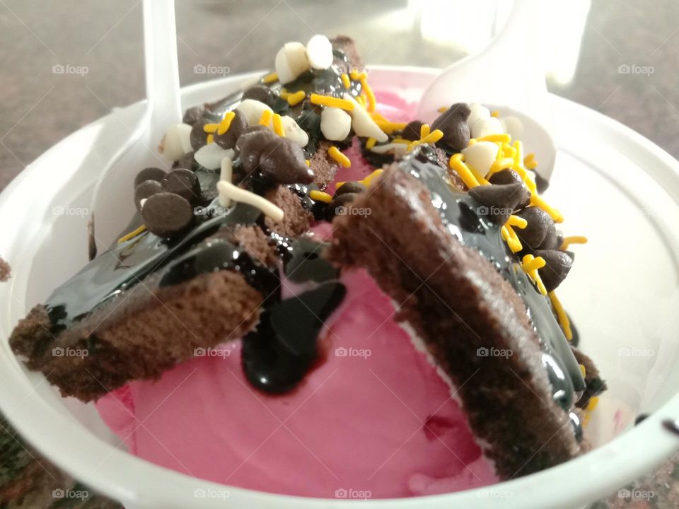Brownie with strawberry scope ice cream 🍨