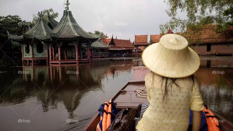 Thai lady cruising around floating market