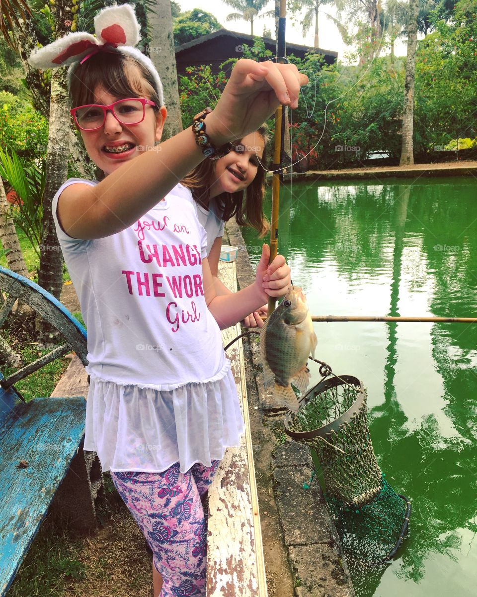 Uma coelhinha e uma gatinha pescaram um peixinho!
🎣 
#Amizade #Pescaria #Infância #Pureza #Natureza #Fotografia 