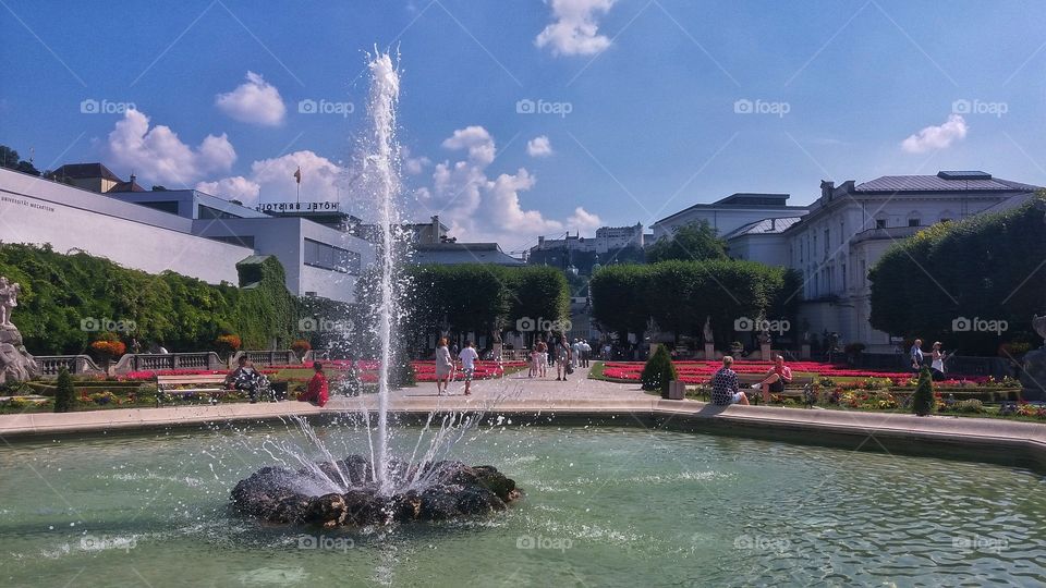 A group of Austrian tourists took pictures at will, the favorite resort of their life.