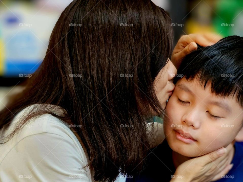 Parent child tenderness - Mom's kiss