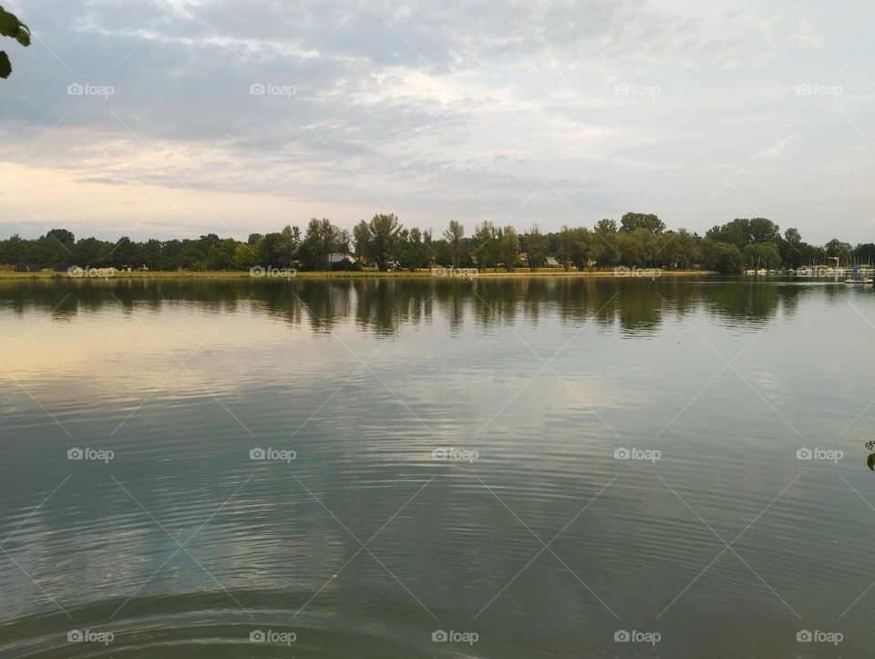 Fluss spiegelt die Landschaft