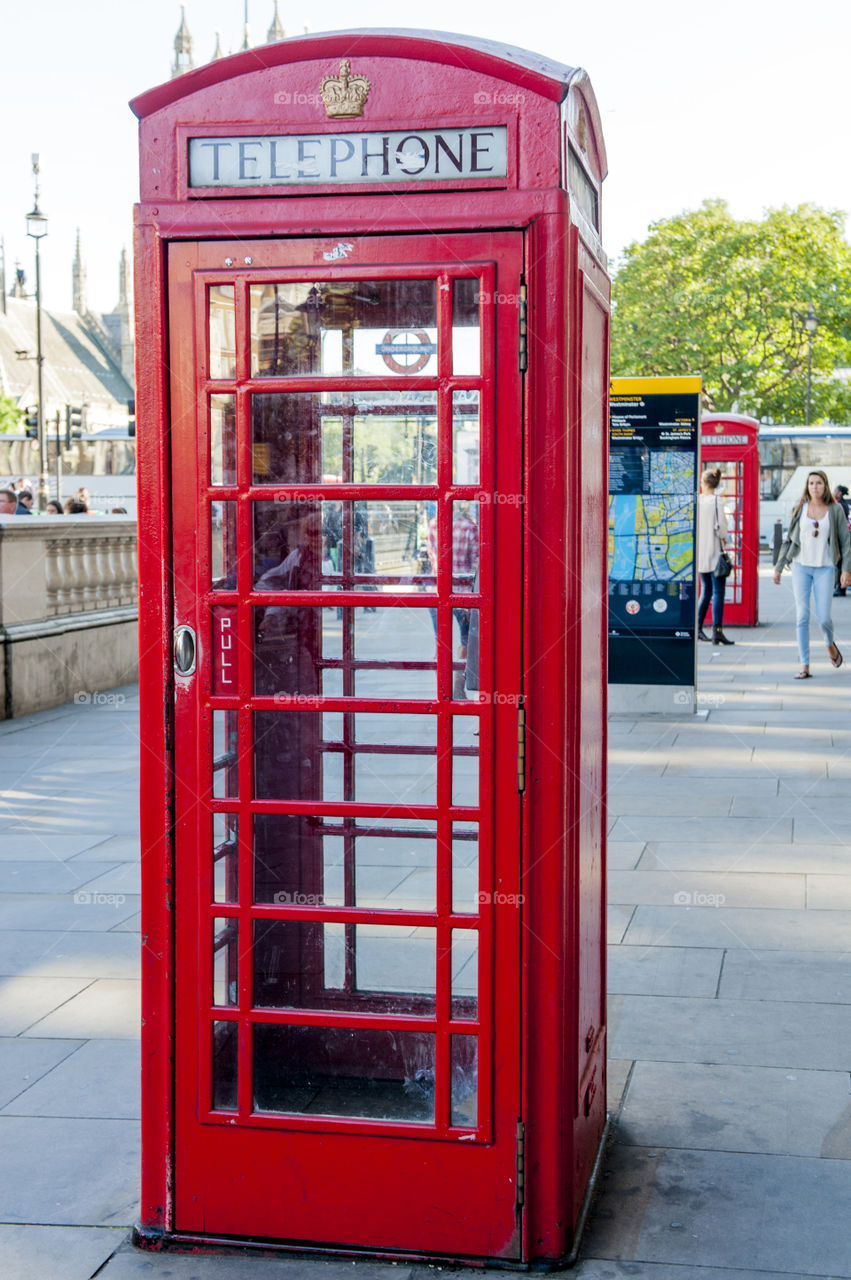 Red telephone booth 