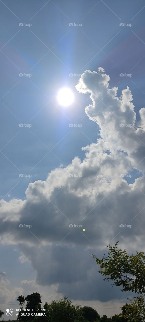 The sun that comes out of it looks very beautiful.
A cloud covering the sun illuminates the earth