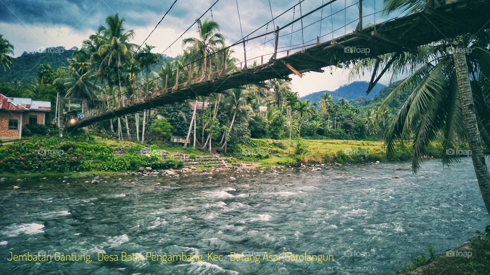 jembatan gantung di Desa Bathin Pengambang Kecamatan Batang Asai Kabupaten Sarolangun Provinsi Jambi