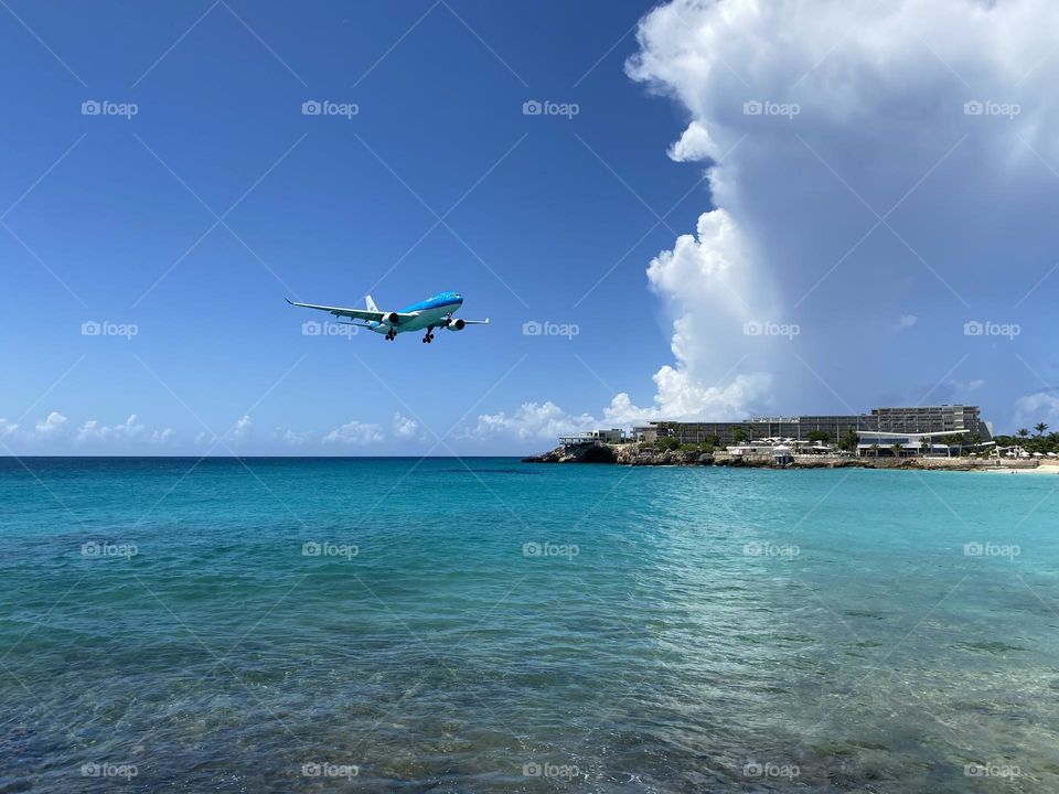 Airplane landing on Saint Martin island 1