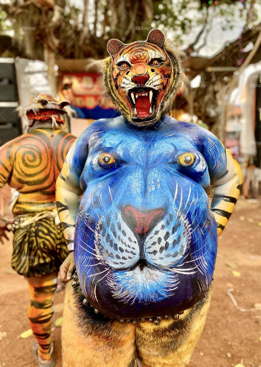 Literally, Puli Kali means tiger's dance. Puli Kali is a unique recreational folk art form where artists paint themselves as tigers or leopards and dance across the streets.🐯