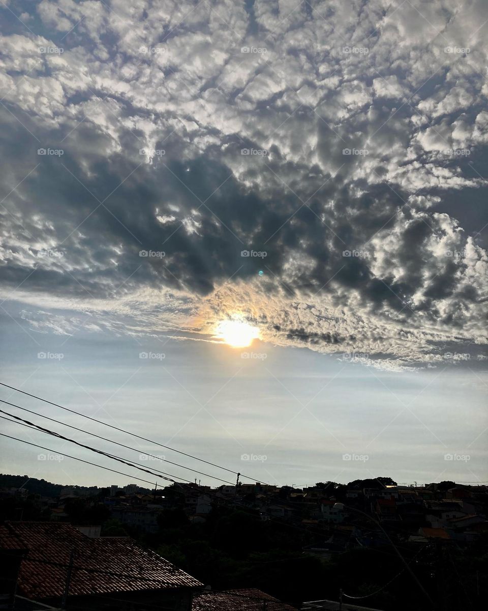 Nuvens e sol às 08h da manhã: quem reinará ao longo do dia?
Faça calor ou chuva, não importa. Já valeu pelo belo registro mobgráfico.
Veja só: