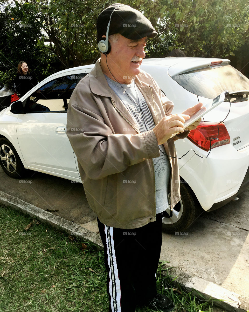 E quando você pega o “vovolescente” no flagra?
Larga o tablet, vovô Lili!!!
Tá moderninho, hein?
📱 
#modernidade #tecnologia #conectado