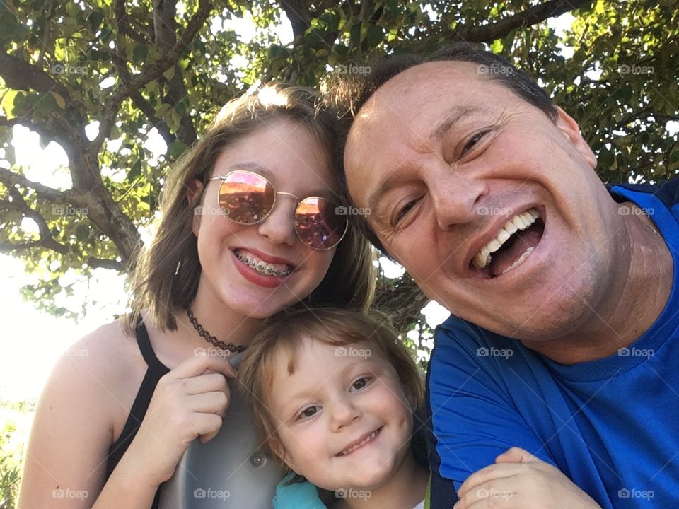 Family: how good it is to live in peace!  My two daughters smiling and happy in this photo. / Família: como é bom viver em paz! Minhas duas filhas sorrindo e felizes nesta foto. 