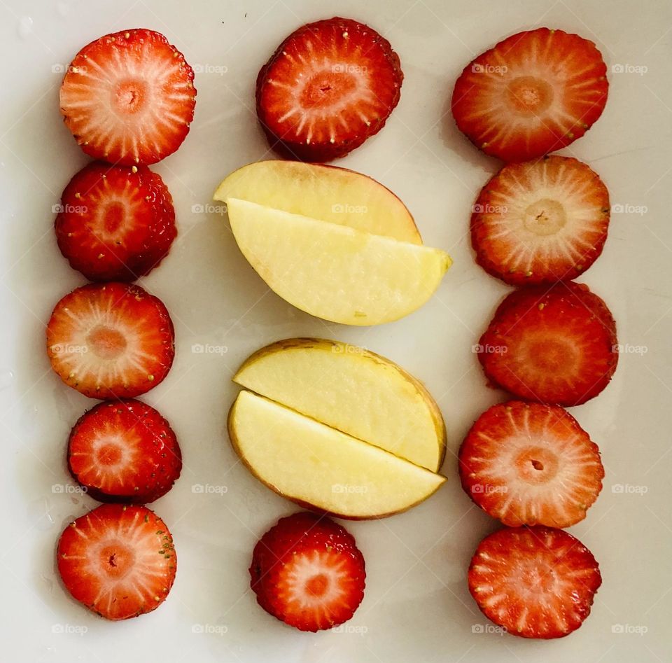 Delicious fruits for today!  We have strawberry and apple, all very fresh. Who will?  Eat fruit that is good! / Frutas deliciosas para hoje! Temos morango e maçã, tudo bem fresquinho. Quem vai querer? Coma fruta que faz bem!