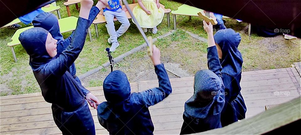 These are knights in “Da Albrecht und sei Agnes”, a child version of the historic play about Duke “Albrecht” of “Straubing”, “Bavaria” and his beloved wife “Agnes Bernauer” who died at the hands of her aristocratic inlaws. 2024. Hypnotic Productions 