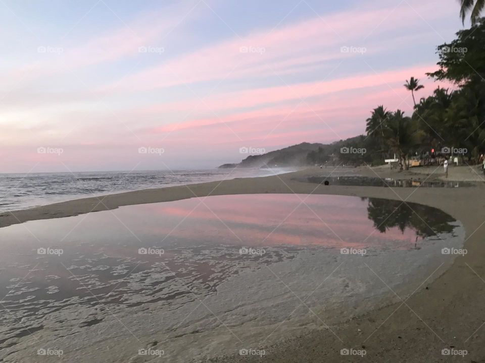 Atardecer colorido en la playa