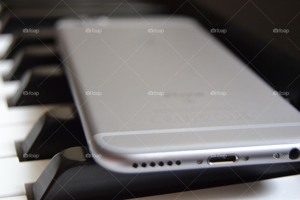 iPhone and piano 