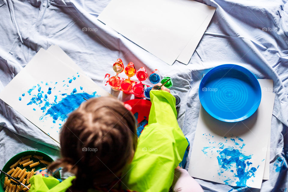 Child while painting at home during the quarantine