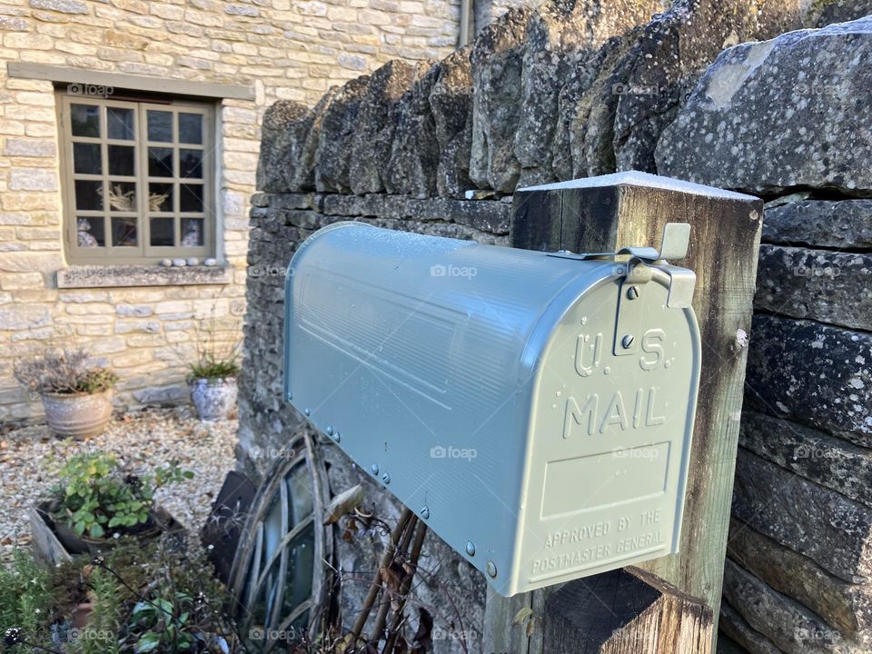 An American 🇺🇸 style mailbox in The Cotswolds UK 🇬🇧 most unusual … Do Americans live here ? Or is it an English family who don’t have a letterbox in their front door ?