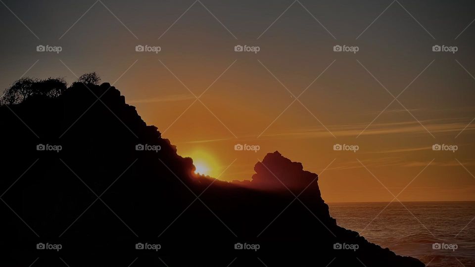 Hermoso atardecer en la montaña y playa