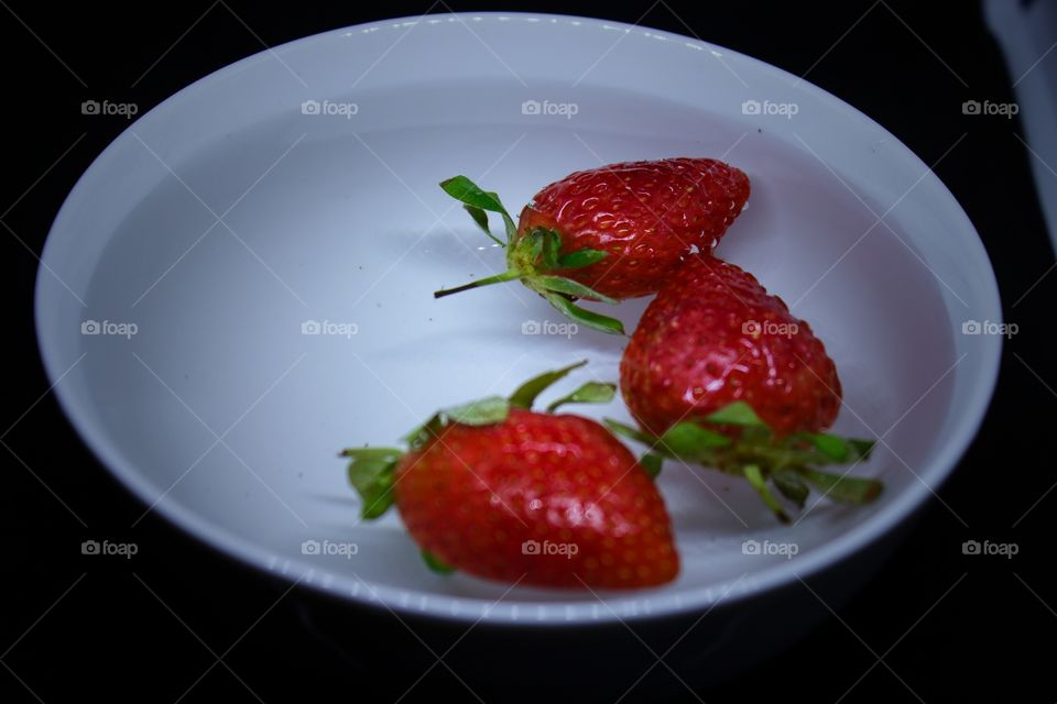 Strawberry fruits in a bowl