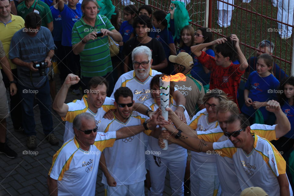 Brazilian athletes carrying olympic flame