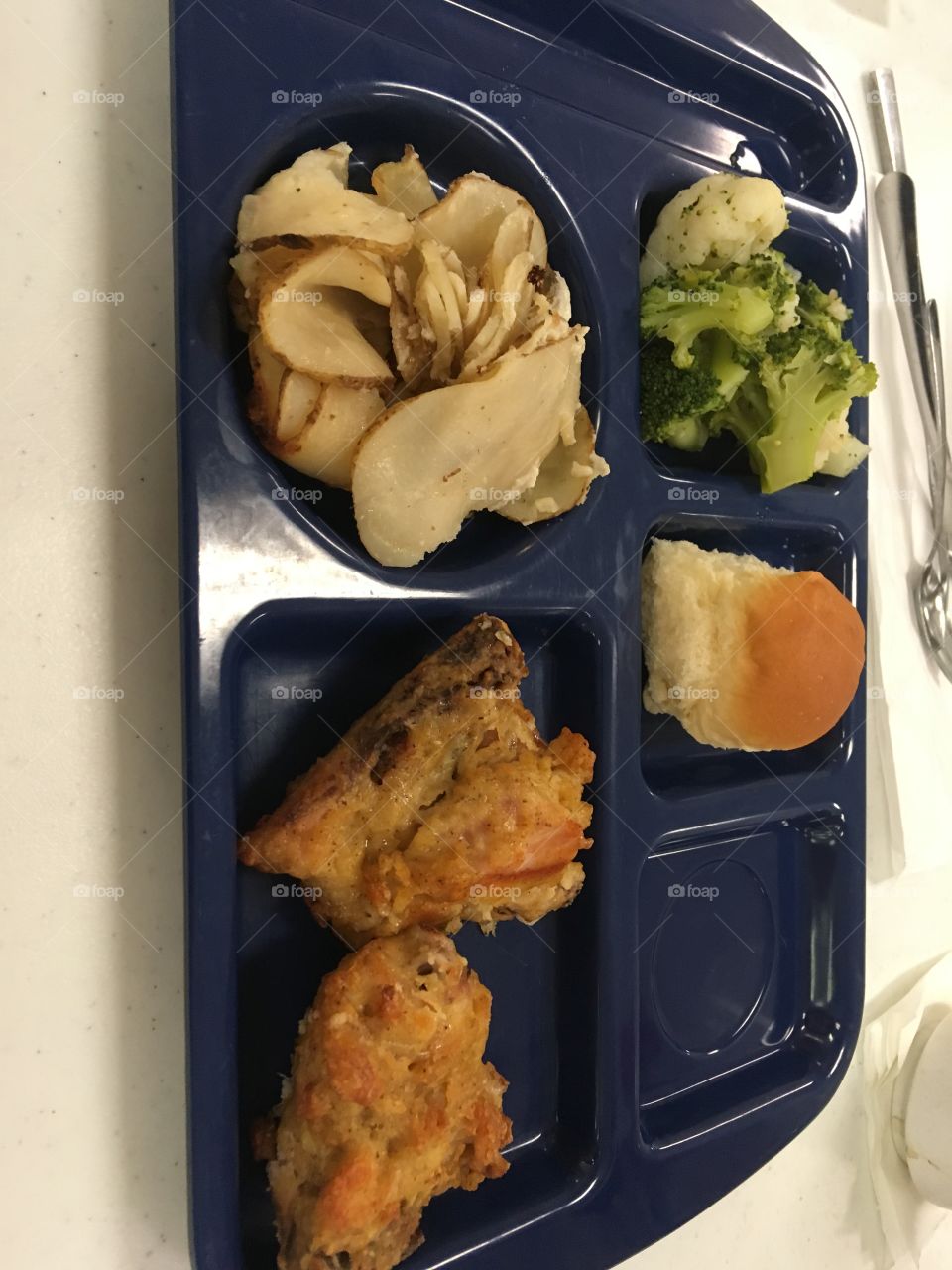 Good ole southern food.fried Chicken, potatoes,broccoli and a roll! Yum yum 
