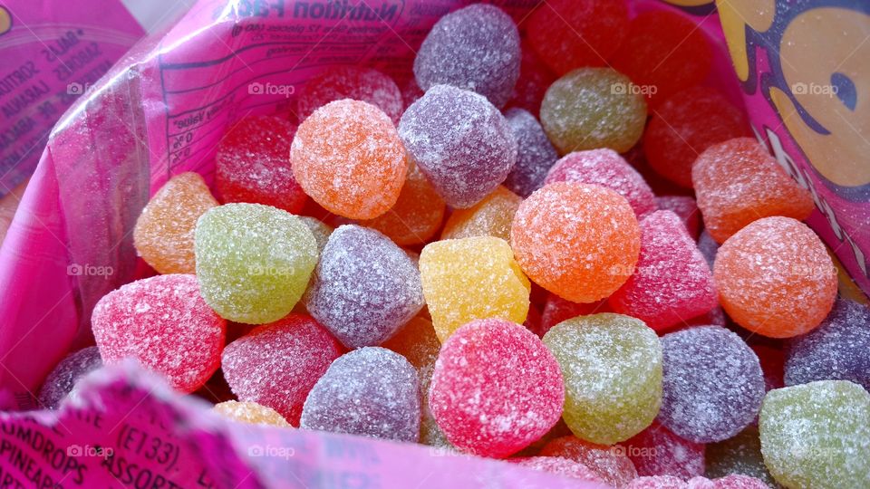 jujuba, docinhos coloridos de cores variadas e cobertura de açúcar.