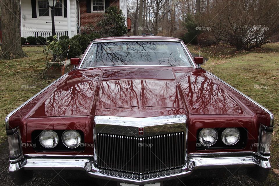 Front end, grill and hood of 1971 Lincoln Continental two tone