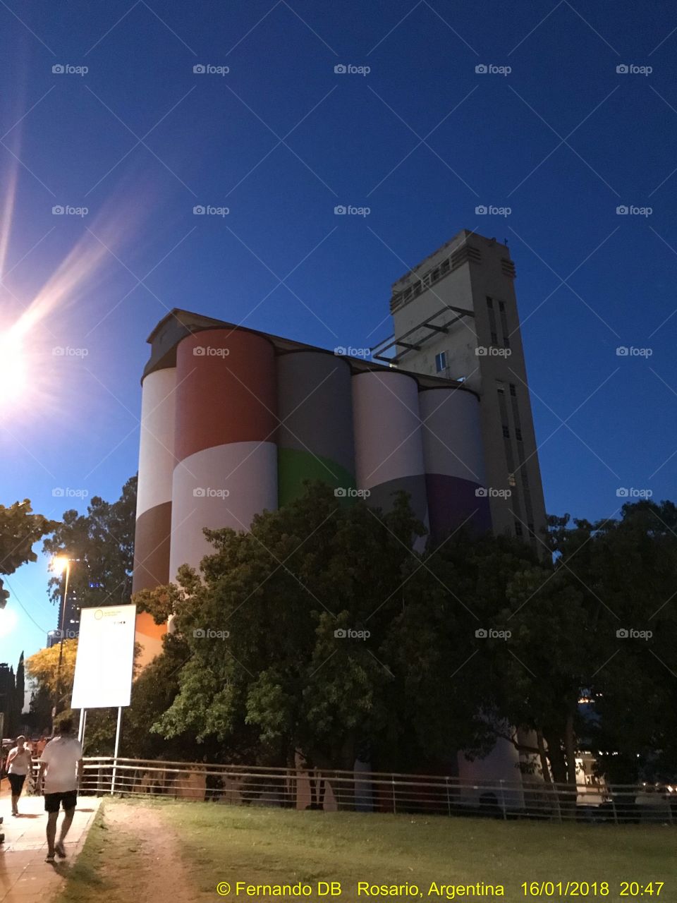 Los silos davis. Ciudad de Rosario. Modo nocturno. Muy elegantes! Retrato de una tardecita
