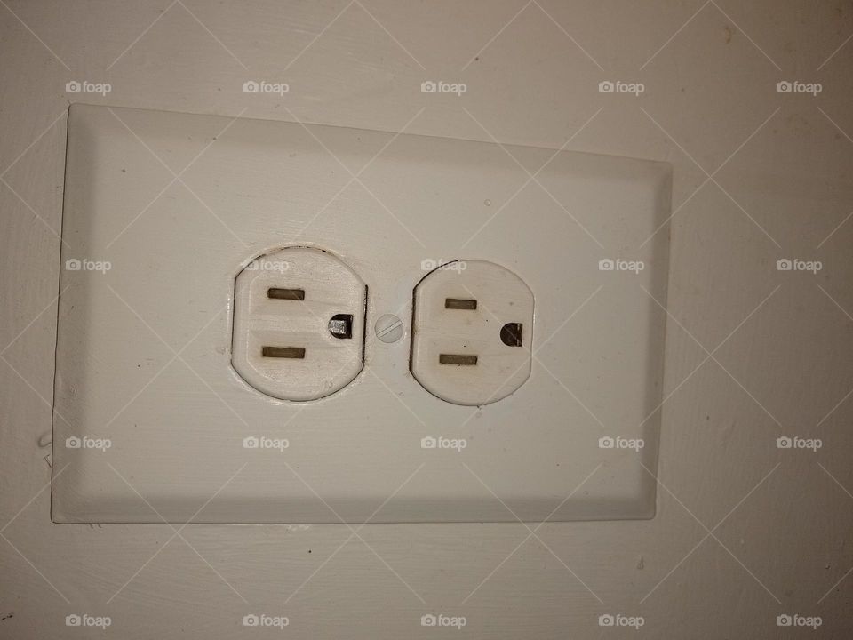 Wall 🧱 outlet is rectangular in shape 🔌