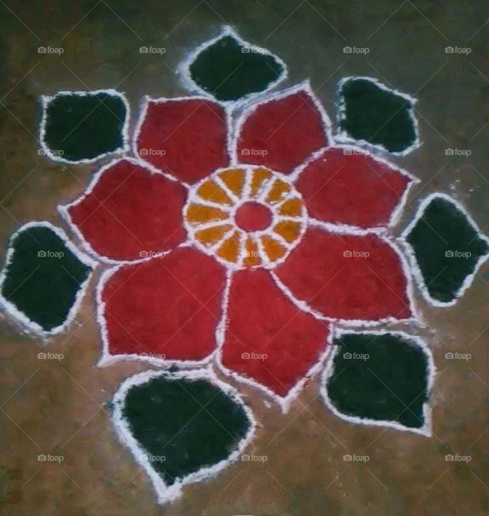 A beautiful and attractive view of Rangoli made in the courtyard of the house.