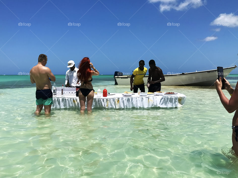 Picnic in the ocean 