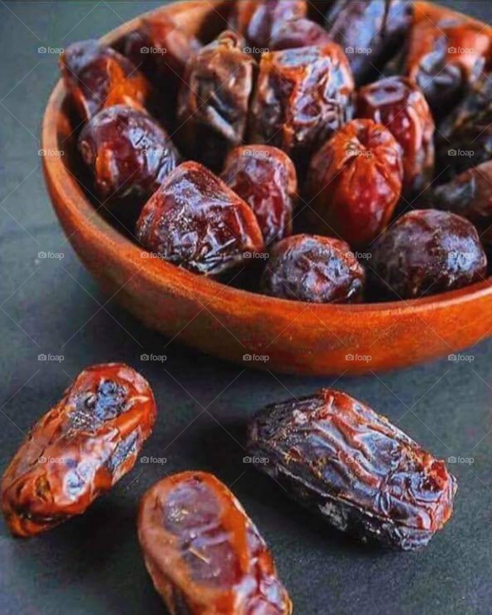 Dates refer to the fruits of the date palm tree. These are probably one of the oldest cultivated fruits and have been a part of the staple diet in the Middle Eastern countries. They are believed to have originated somewhere around the Persian Gulf.