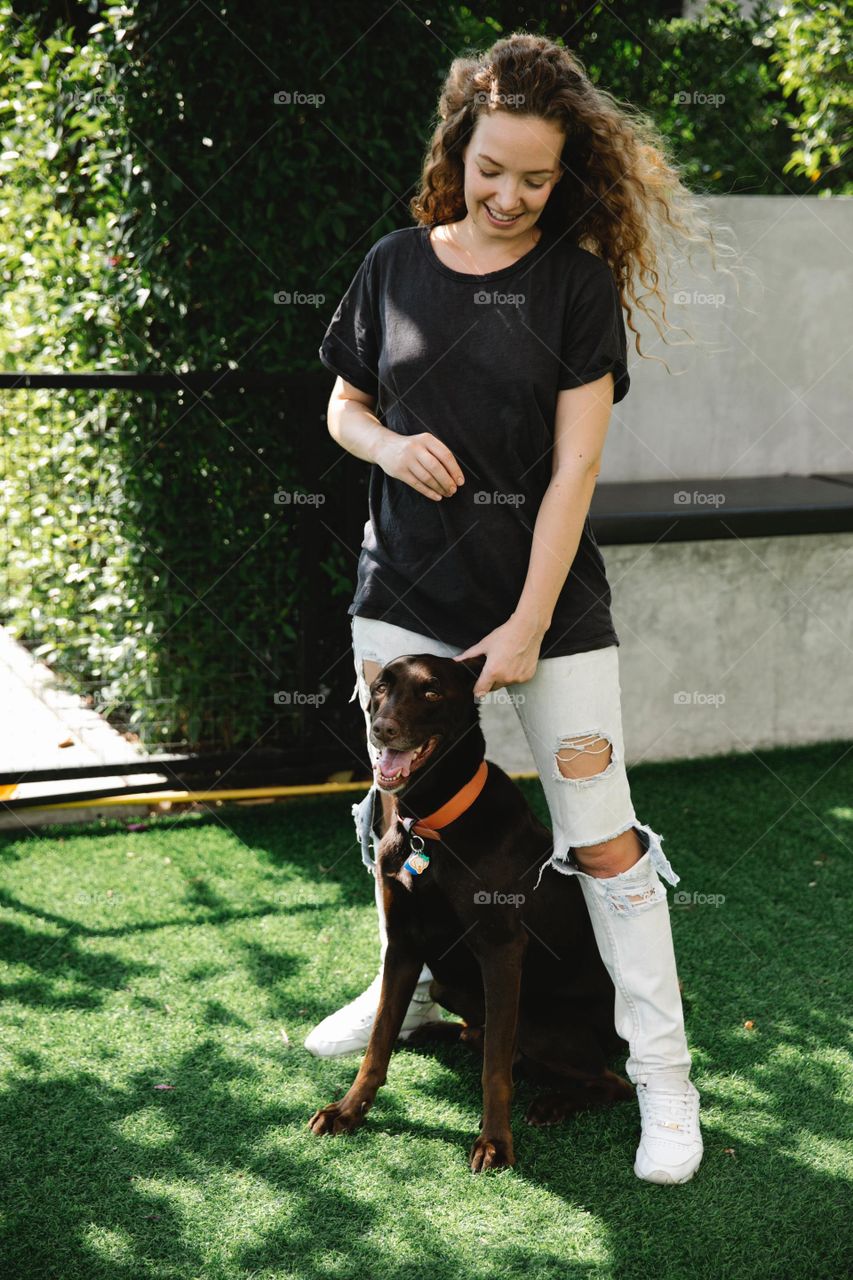 cachorro relaxado no quintal com a dona