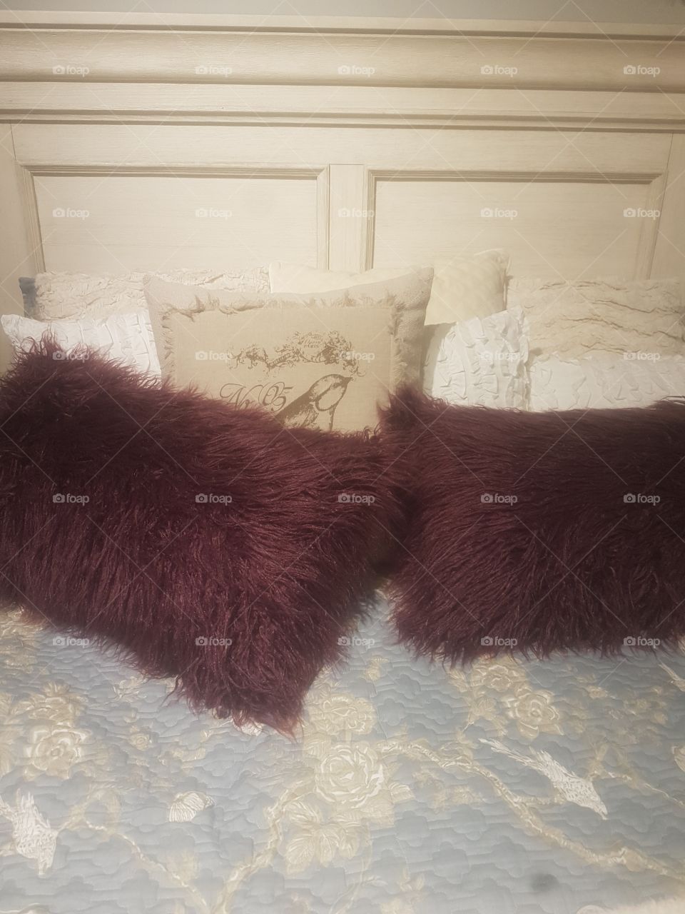 different design of the bed with sober decor. Muy lindo diseño, almohadas y colores.