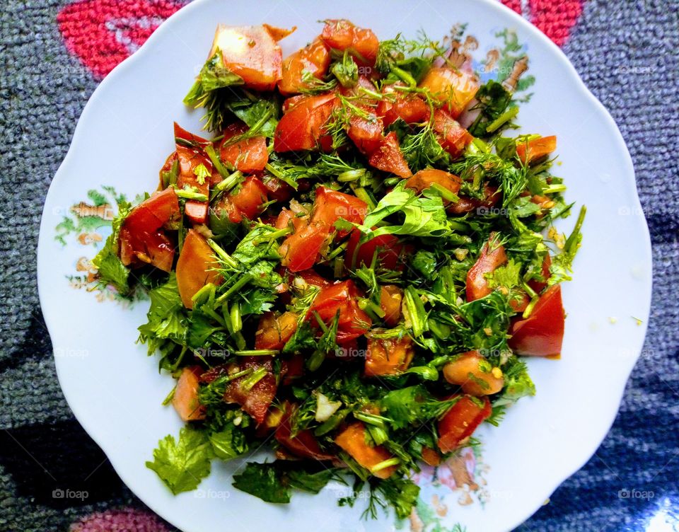 Apply a green salad of tomatoes, cucumbers, green peppers and coriander