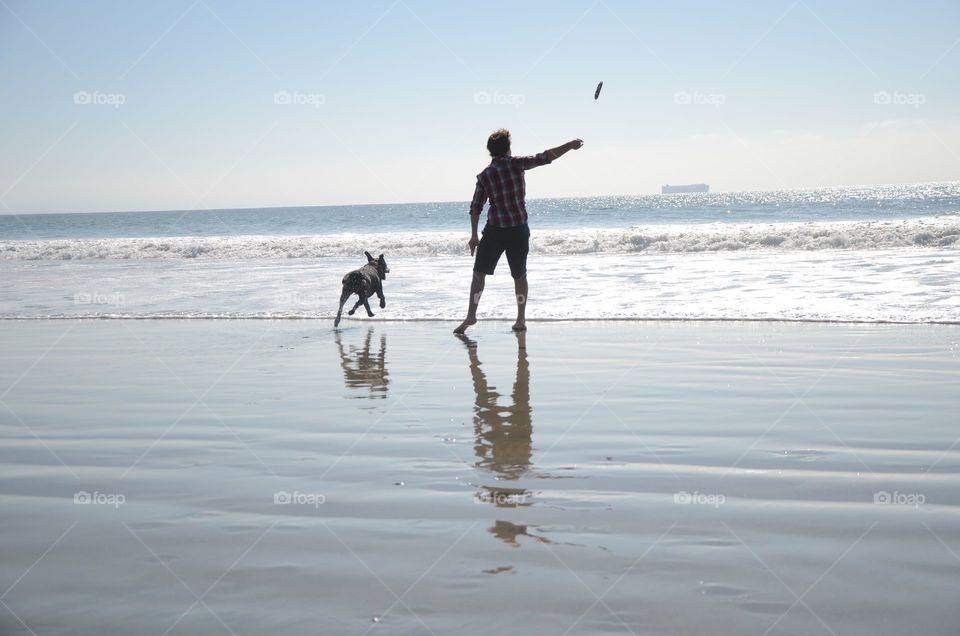 Frisbee at the beach 
