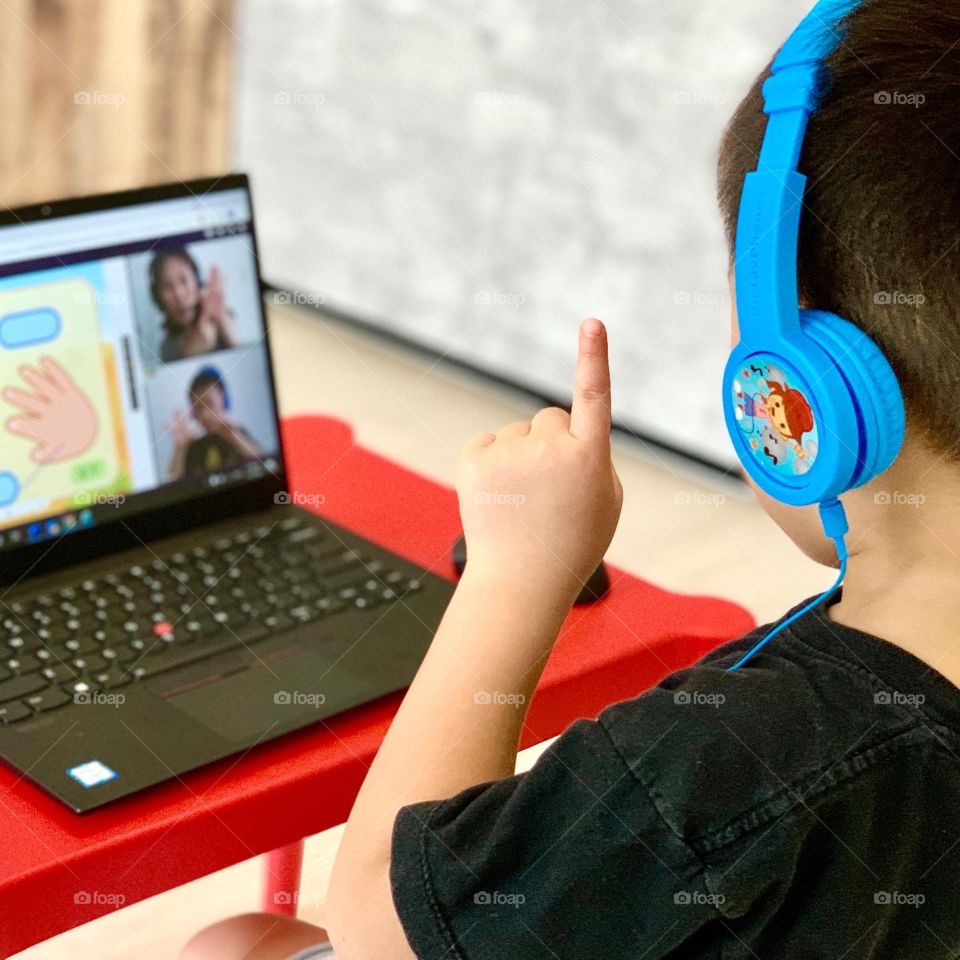 Kids headphones for online learning 