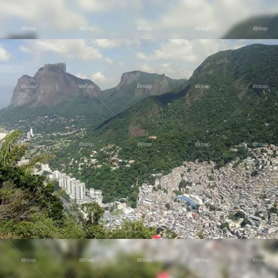 Vista do Morro 2 Irmãos (Vidigal) vocês veem Pedra da Gávea e abaixo a gigantesca favela da Rocinha