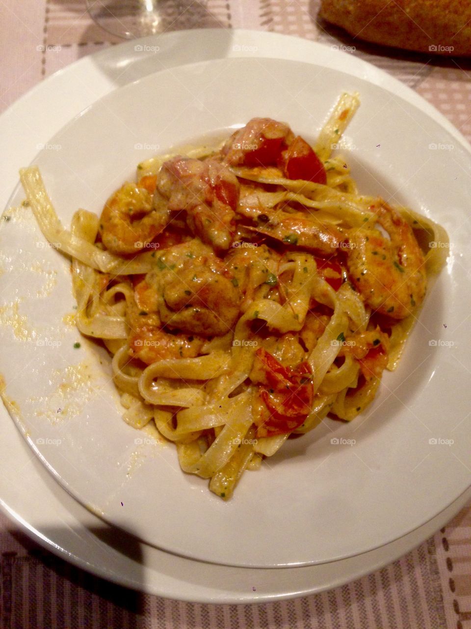 Pasta with shrimp, tomatoes and curry 