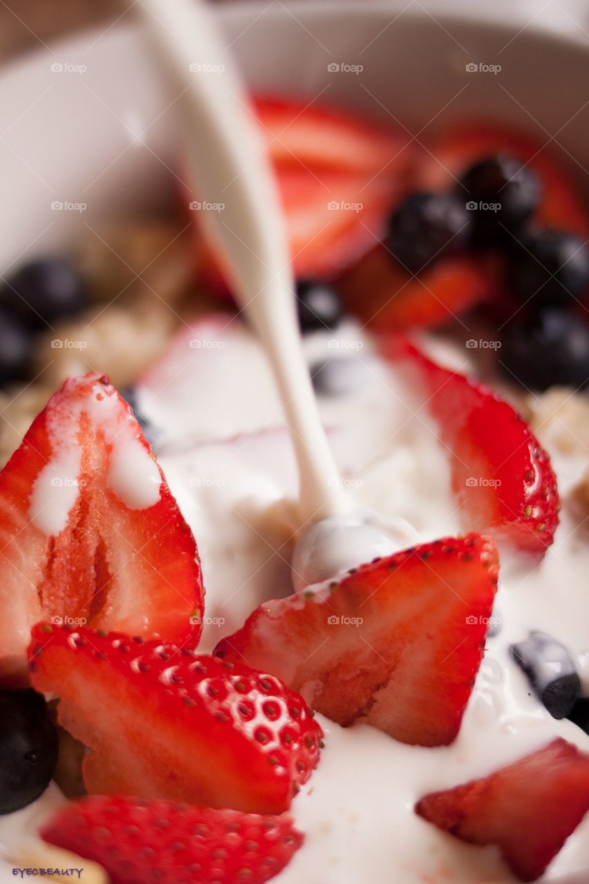 Oatmeal with berries and cream 