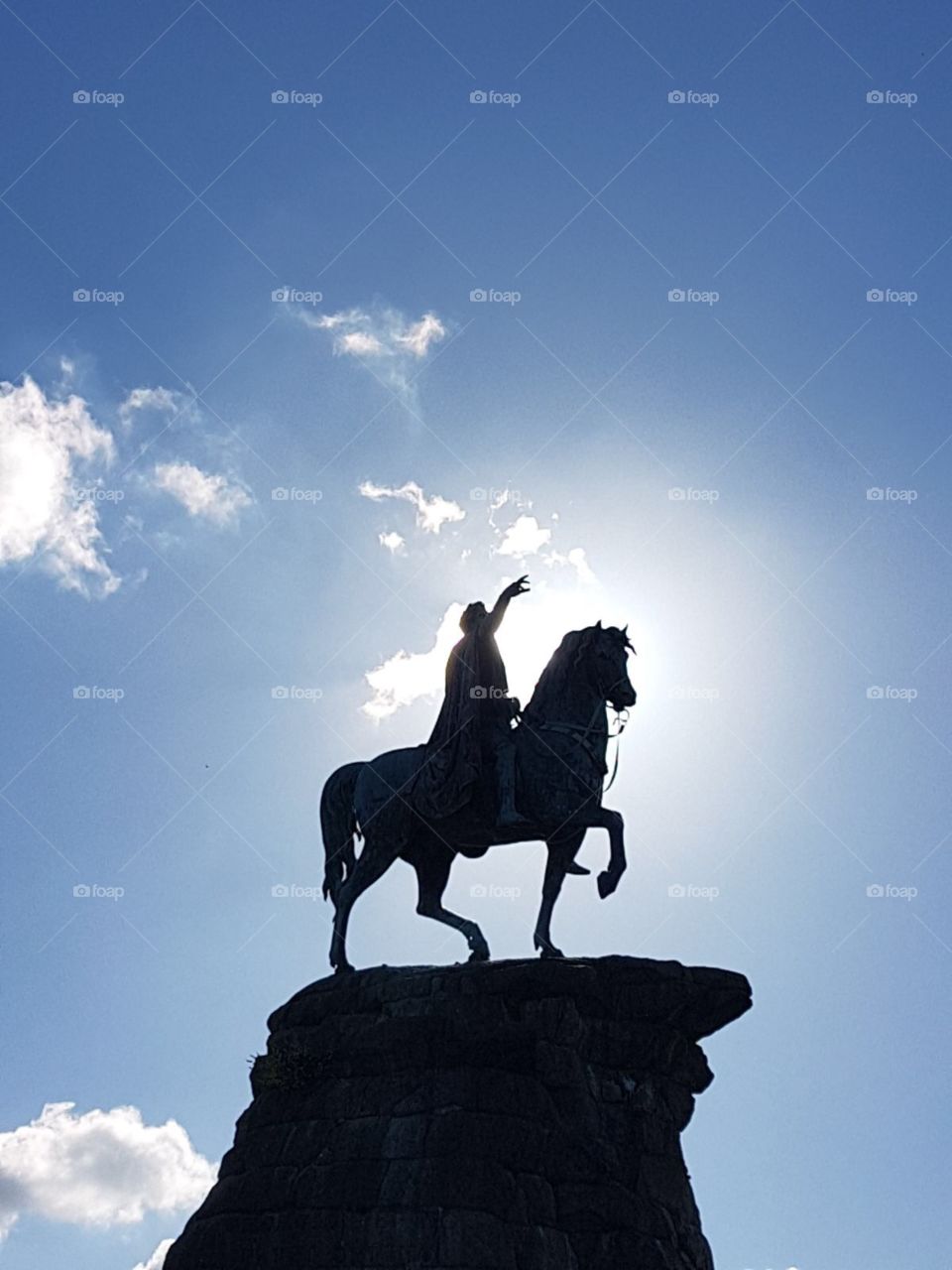 Statue of man in horse. In silhouette 